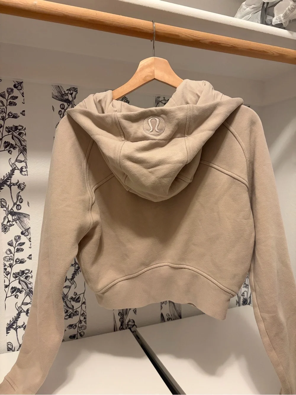 Lululemon Scuba Cropped Hoodie / Size 8 / Mojave Tan